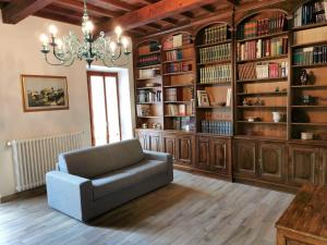 基安蒂格雷夫Casa Remo - dolce soggiorno nella Piazza di Greve的客厅配有椅子和书架