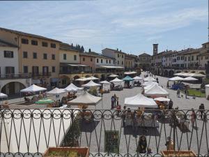 基安蒂格雷夫Casa Remo - dolce soggiorno nella Piazza di Greve的城里一条有帐篷和人的小街