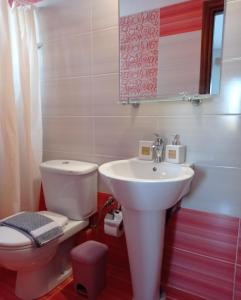 加拉塔斯Aphrodite's apartment的白色的浴室设有卫生间和水槽。