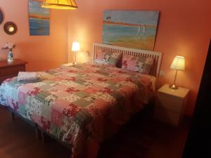 马塔拉斯卡尼亚斯Apartamento Naturaleza Virgen的一间卧室配有一张带被子和两盏灯的床。