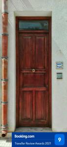 圣维托罗卡波Appartamento Marconi 13的大楼一侧的木门