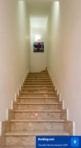 圣维托罗卡波Appartamento Marconi 13的墙上挂着照片的建筑的楼梯