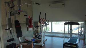 圣达菲Hotel UNL-ATE的一个带两台跑步机的健身房,位于一个窗户的房间