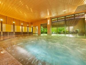 三朝町Yukai Resort Premium Saiki Bekkan的一间房间,里面有一个水池