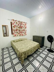 加利纽斯Casa em Galinhos/RN的一间卧室配有一张床和一个梳妆台
