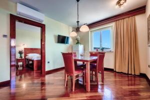 维斯Seafront Apartment Duo的一间带桌椅的用餐室和一间卧室