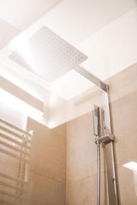 格拉茨Apartment Congress Graz的带淋浴的浴室和天花板