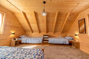 扎布利亚克Green Top的小木屋内的卧室,配有两张床