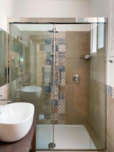 巴勒莫凯拉住宿加早餐酒店的一间带玻璃淋浴间和水槽的浴室