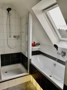 Ferienhaus mit 5* Luxus im Schwarzwald的一间浴室