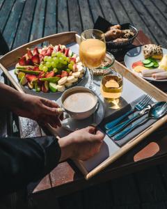 奥斯陆奥斯陆第一千禧酒店的桌子上放着一盘食物和饮料
