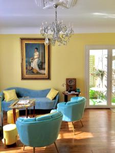 卢瓦尔河畔科讷库尔Le 1930, chambres d’hôtes de charme的客厅配有蓝色椅子和吊灯。