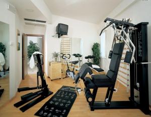 卡托利卡Hotel Esperia的健身房,室内设有健身器材