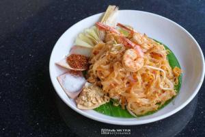 碧差汶Livist Resort phetchabun的含有虾和其他食物的白盘食物