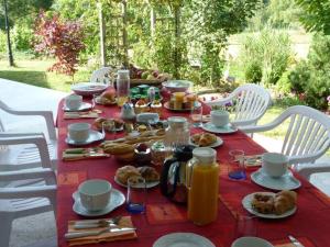 里摩日奥莱奈住宿加早餐酒店的红色桌子,上面有食物和饮料
