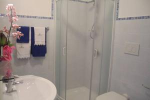 普莱伊亚诺Sea&sky的带淋浴、盥洗盆和卫生间的浴室