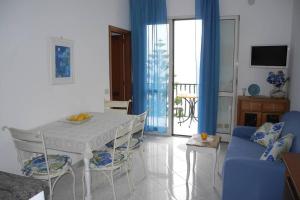 普莱伊亚诺Sea&sky的客厅配有白色的桌子和椅子