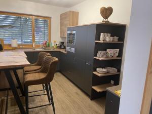 毛拉赫Appartement Mountain Lake的厨房配有2张吧台凳和1个柜台。