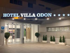 比利亚维西奥萨-德奥东Hotel Villa Odon的大楼一侧的酒店别墅橡树标志
