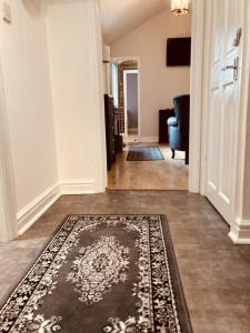 基德明斯特Stunning Stylish & Spacious Ground Floor Apartment, Kidderminster的房屋地板上带地毯的走廊