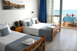 干尼亚克里纳基斯海滩酒店的一间带两张床的卧室,享有海景