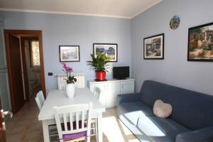 托斯科拉诺-马德尔诺Casa Mirella - Toscolano Maderno的客厅配有蓝色的沙发和桌子
