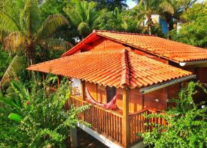 伊尔哈德博伊巴Pousada Horizonte Azul的一座带橙色瓷砖屋顶的小房子
