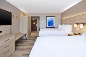 伍斯特Holiday Inn Express & Suites - Wooster, an IHG Hotel的酒店客房设有两张床和一台平面电视。