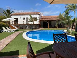 弗龙特拉Villamocanes的一座带游泳池和房子的别墅