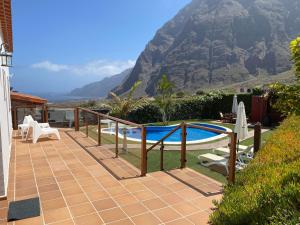 弗龙特拉Villamocanes的庭院设有游泳池和山脉。