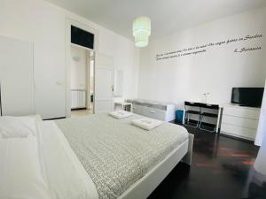 巴勒莫Liolà Palermo的一间白色卧室,配有床和电视