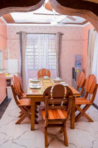 基利菲Dondoo's Paradise- Perfect Vacation Home的一间带木桌和椅子的用餐室