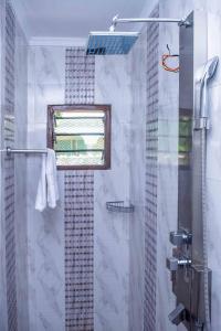 基利菲Dondoo's Paradise- Perfect Vacation Home的带淋浴的浴室和玻璃门