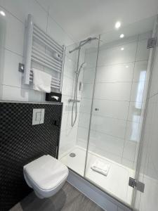 巴黎圣日耳曼酒店的带淋浴和卫生间的白色浴室