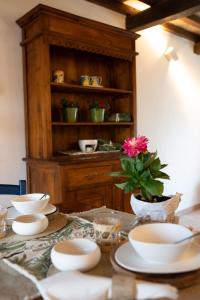 巴尼奥雷焦Acqua di Civita Beauty & Rooms in Mercatello的桌上放着碗盘和花