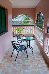 基利菲Dondoo's Paradise- Perfect Vacation Home的客房设有桌椅和彩色玻璃窗。