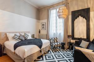 巴黎笑颜精品酒店的一间卧室设有一张床和一间客厅。