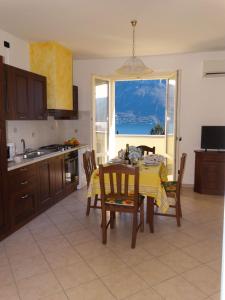 贝拉吉奥Casavalery Appartamento monolocale con vista lago的厨房配有一张带黄桌布的桌子