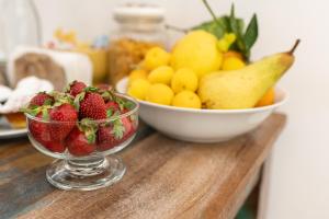 巴勒莫Ai Tre Mercati的桌上一碗水果和一碗草莓