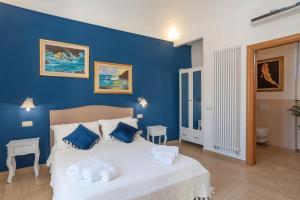 奥尔比亚La casa del pittore的蓝色卧室,配有蓝色墙壁的床