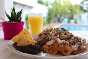 坎昆Hotel Casa Grande Cancun的桌上的盘子,配上一杯啤酒