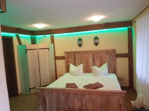 布尔格Pension zum Holzpantoffelmacher的一间卧室配有木床和2条毛巾