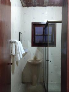 巴拉迪圣若昂巴拉旅馆的一间带卫生间、淋浴和毛巾的浴室