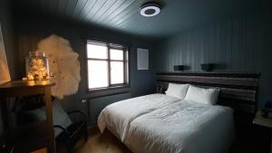 BudhirMarbakki Luxury Ocean Retreat的卧室配有白色的床和窗户。