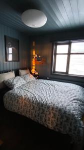 BudhirMarbakki Luxury Ocean Retreat的一间卧室设有一张大床和两个窗户。