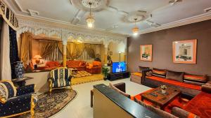 马拉喀什Oranger Family House - Marrakech的带沙发和电视的大型客厅