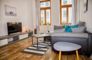 马格德堡Blue Chili 20 - Zentral in der CITY WLAN bis 4 Pers的客厅配有沙发和桌子