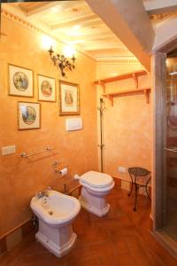 皮恩扎Spagna5的一间带卫生间和水槽的浴室