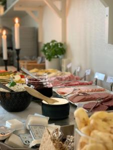 卢德维卡卢德维卡司丹思酒店的一张桌子上有很多种不同的食物