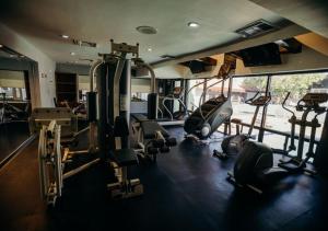 墨西卡利卡拉菲亚酒店的一间健身房,里面配有跑步机和机器